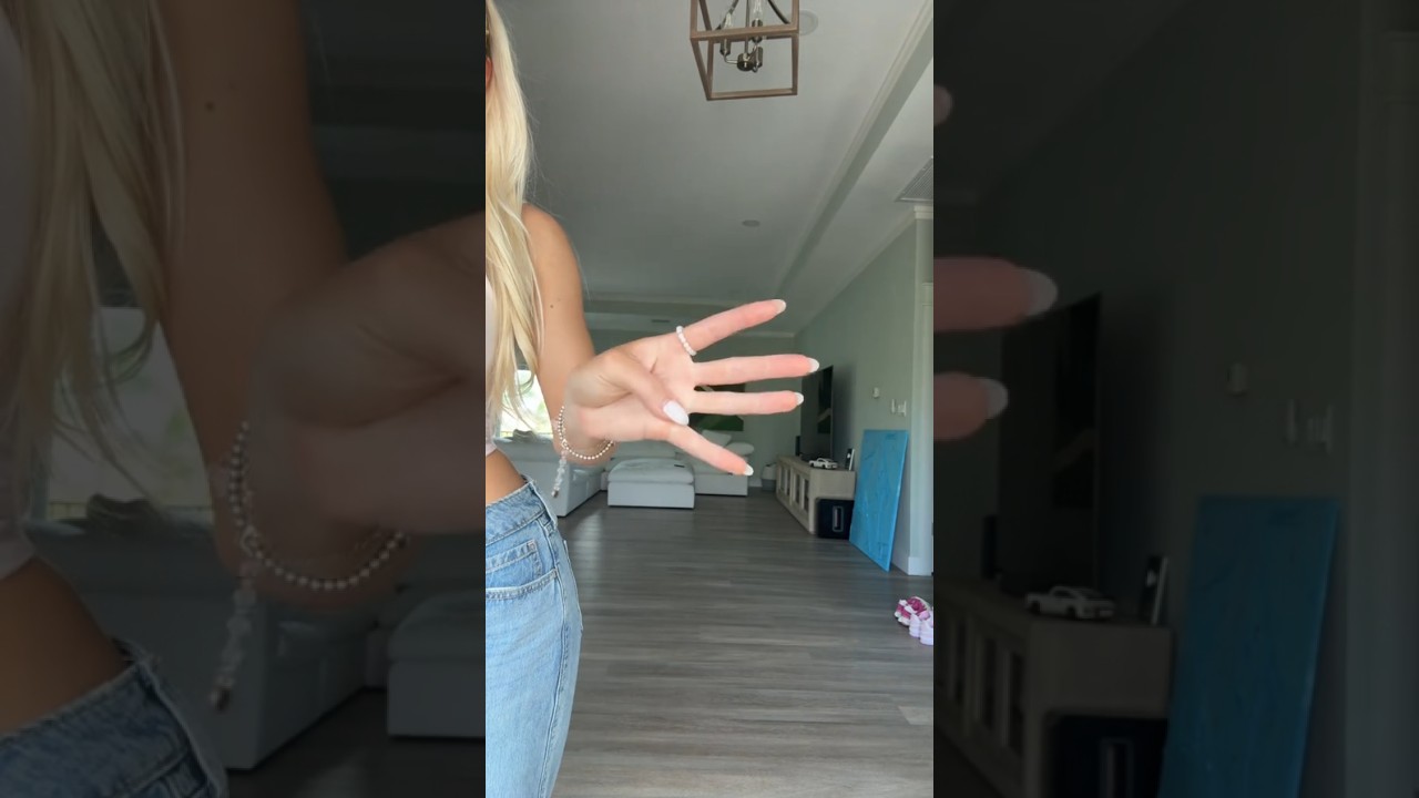 Блондинка никогда не заскучает 🤗 Слежу за тем, чтобы мой наряд хорошо выглядел спереди и сзади