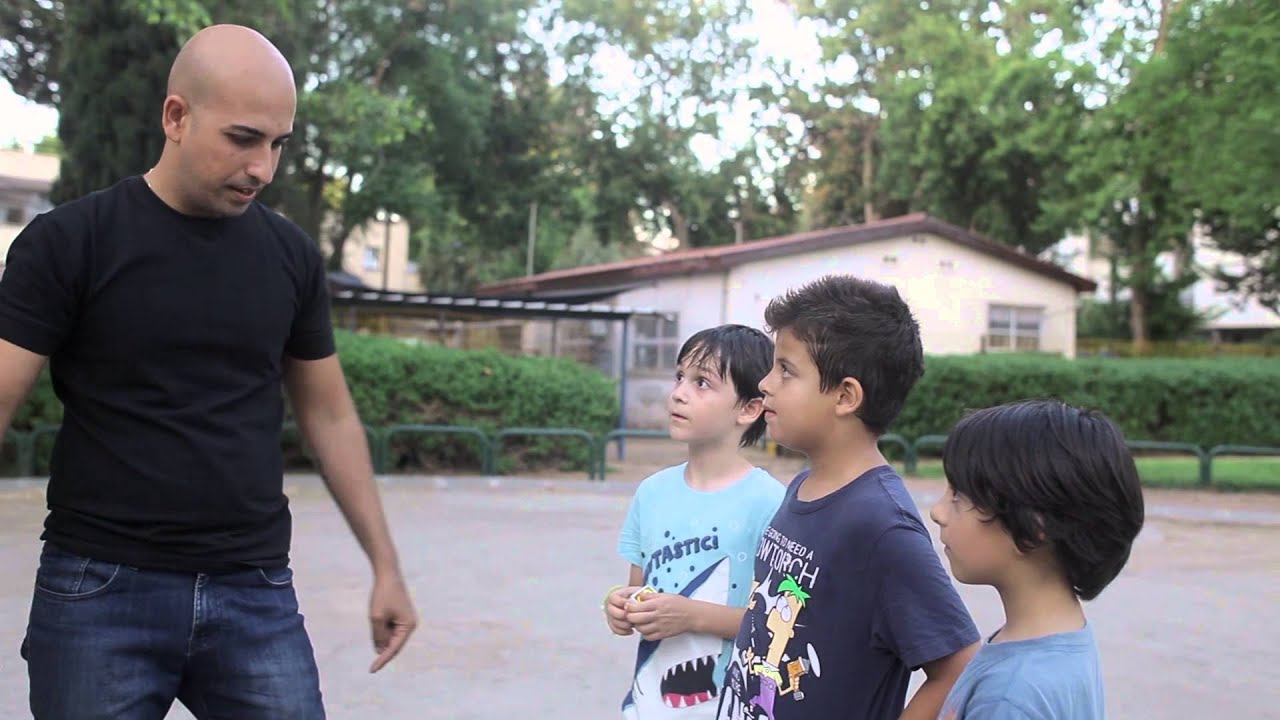 חזי דין בקסם עם אופניים - קסם רחוב בערוץ הילדים / street magic kids - street magician hezi dean