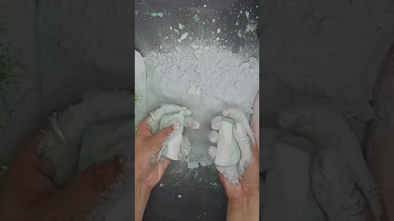 Dusty reforms #gymchalk #oddlysatisfying #crunchycrumbles