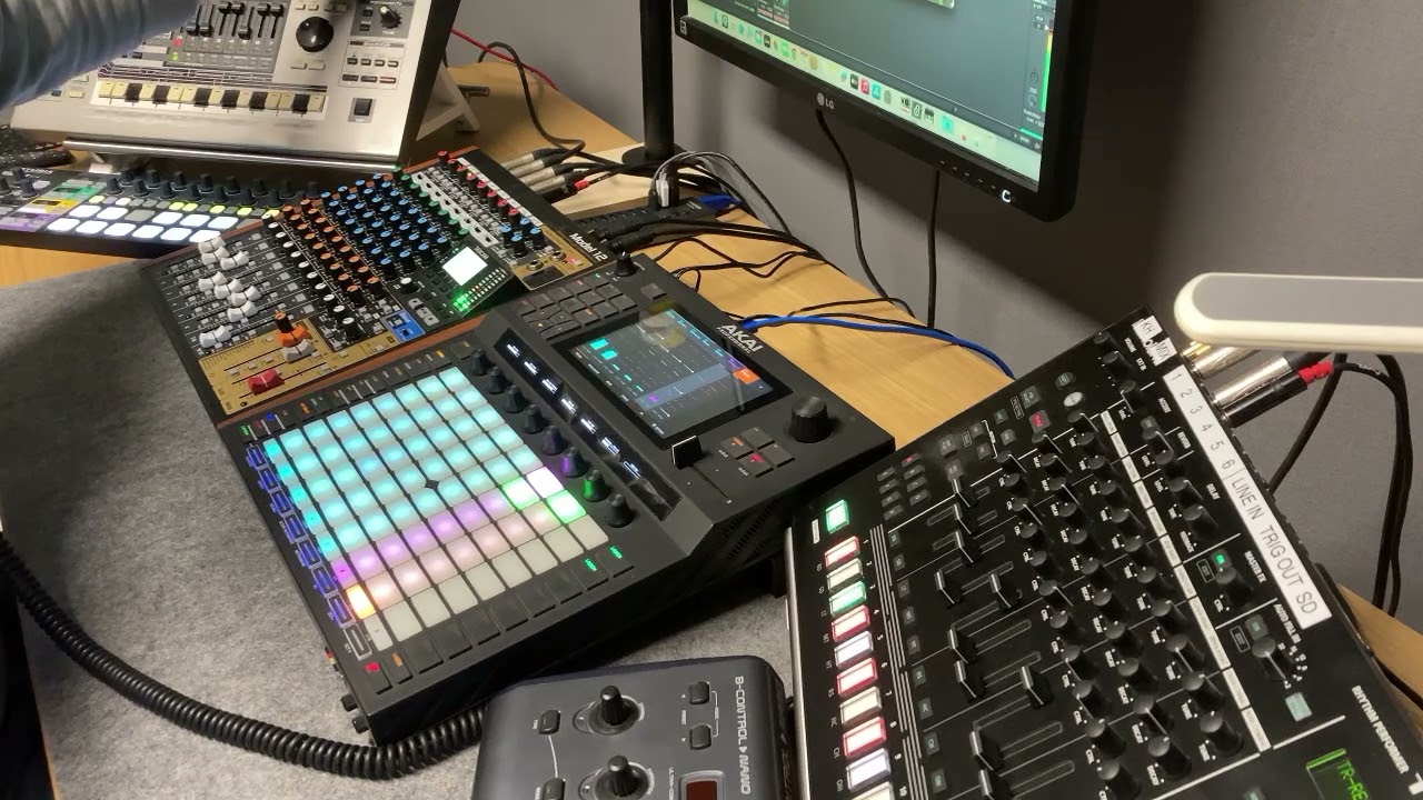 Groovebox TECHNO      MC505   TR8S