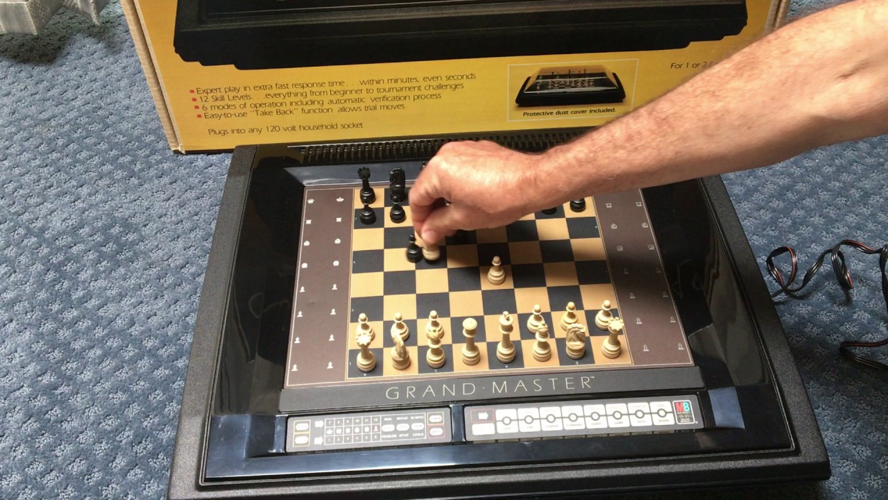 Milton Bradley Grandmaster Electronic Computer Chess 1983 Computer Moves it's own pieces