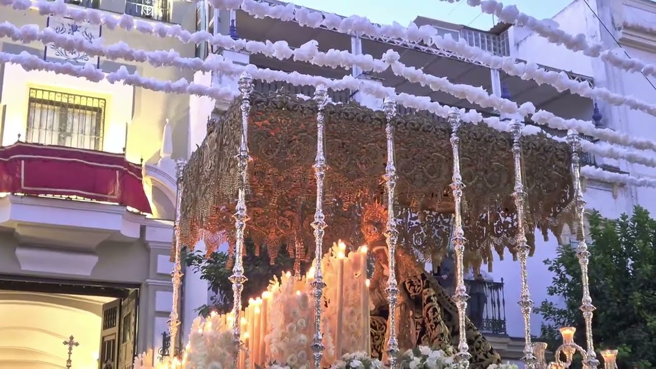Esperanza de triana en su traslado a la catedral saludo a la hermandad de la estrella. 