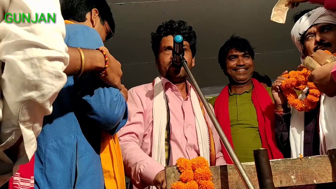 व्यास मनोज शर्मा(मानस हंस स्व० महातम तिवारी के अंतिम संस्कार में भजन गाते हुए)