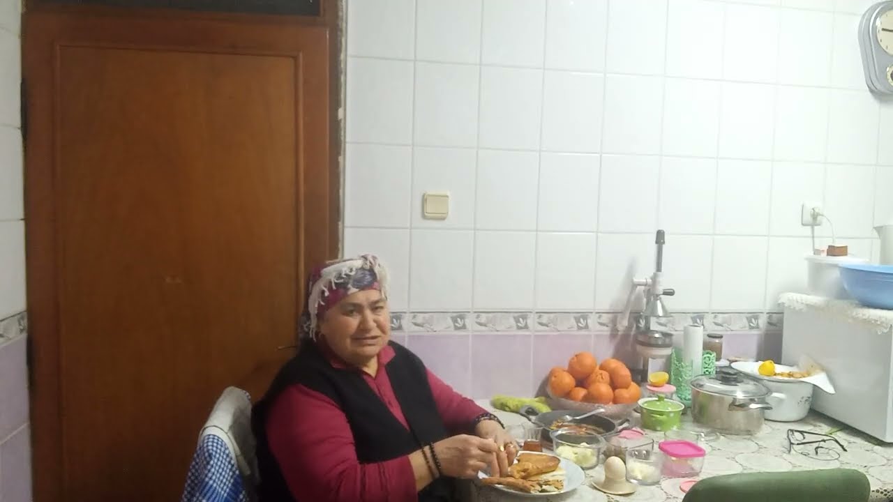 Salçalı kaşarlı kekikli tost güzel oldu sucuklu yumurta süper video beğenin layk atın abone olun lüt