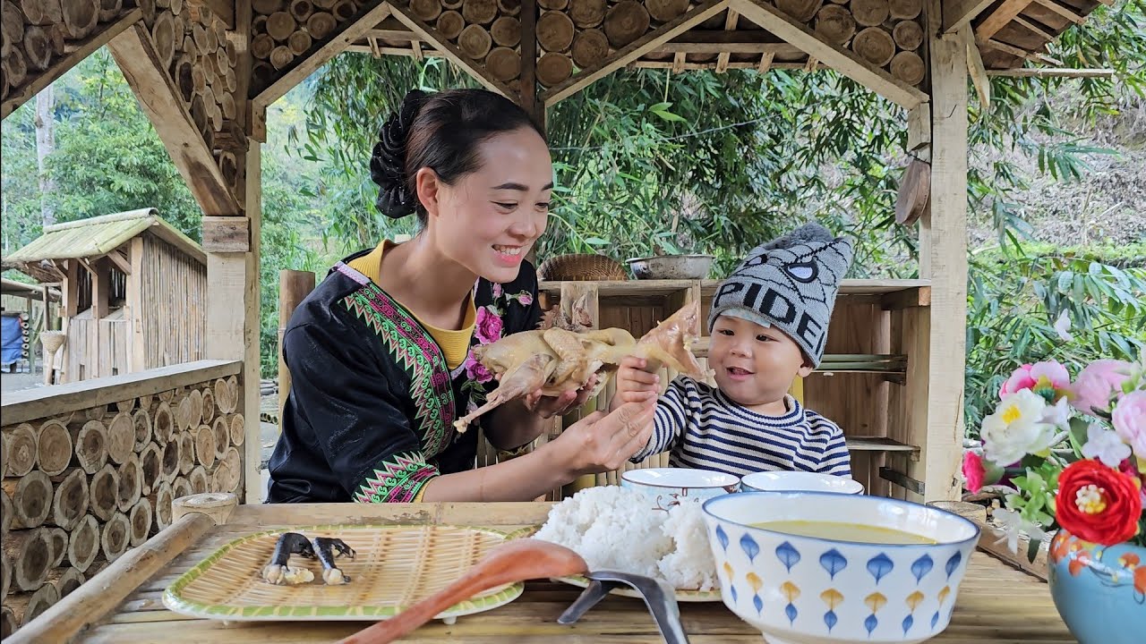 Help a 17-year-old single mother take care of her children and collect firewood - Anh Hmong