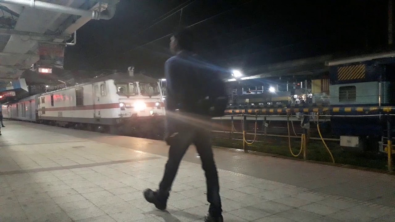 12310 patna rajdhani express arriving at mughalsarai