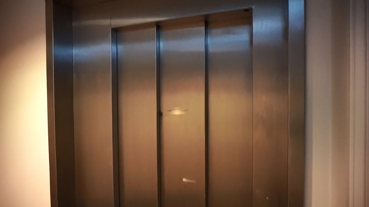 3-speed doors + no inner doors! 1994 Televator hydraulic elevator @ Hotel Cabinn, Esbjerg, Denmark