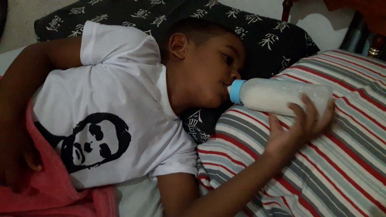 Tiago cheio de preguiça tomando mingau. 09.12.2018.