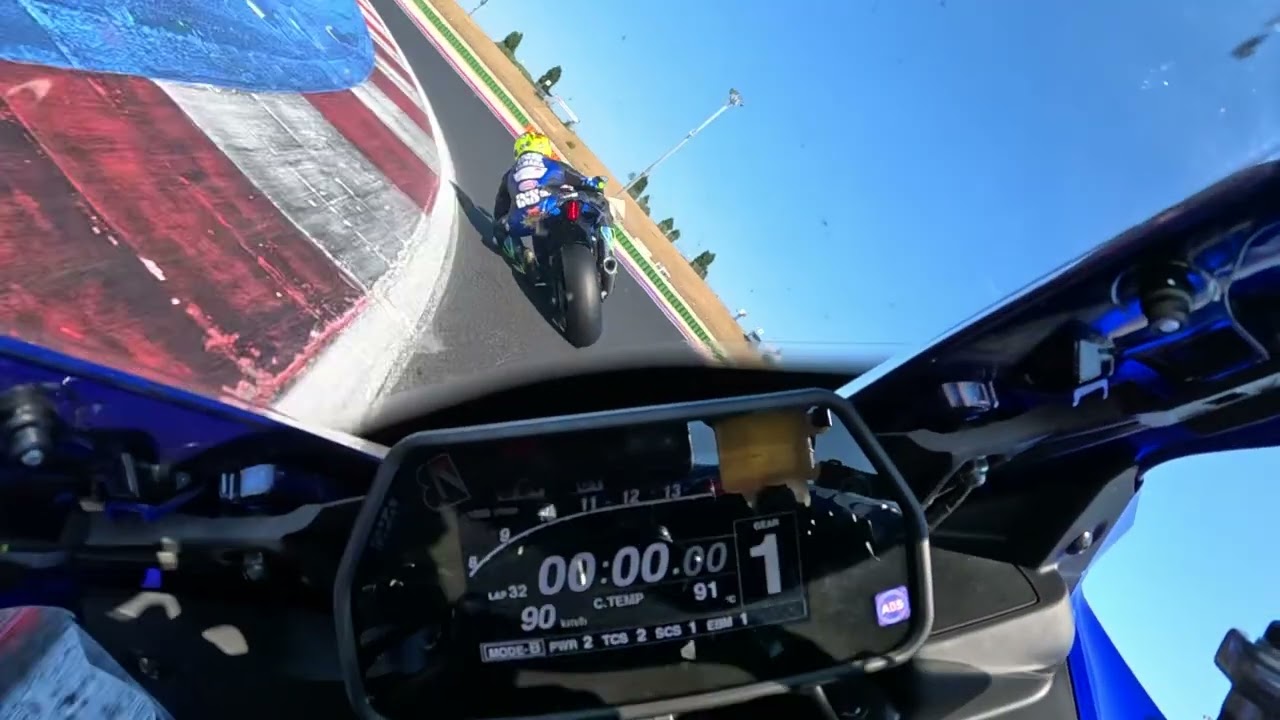 Yamaha YZF-R 1 Standard street Bike just put some @pirellimoto slick tyre and Full Gas 😎🏍️