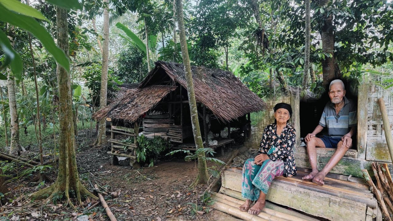 Pemberani.. Sepasang Lansia Seumur Hidup Tinggal Berdua Di Rumah Tengah Hutan Angker Pinggir Kuburan