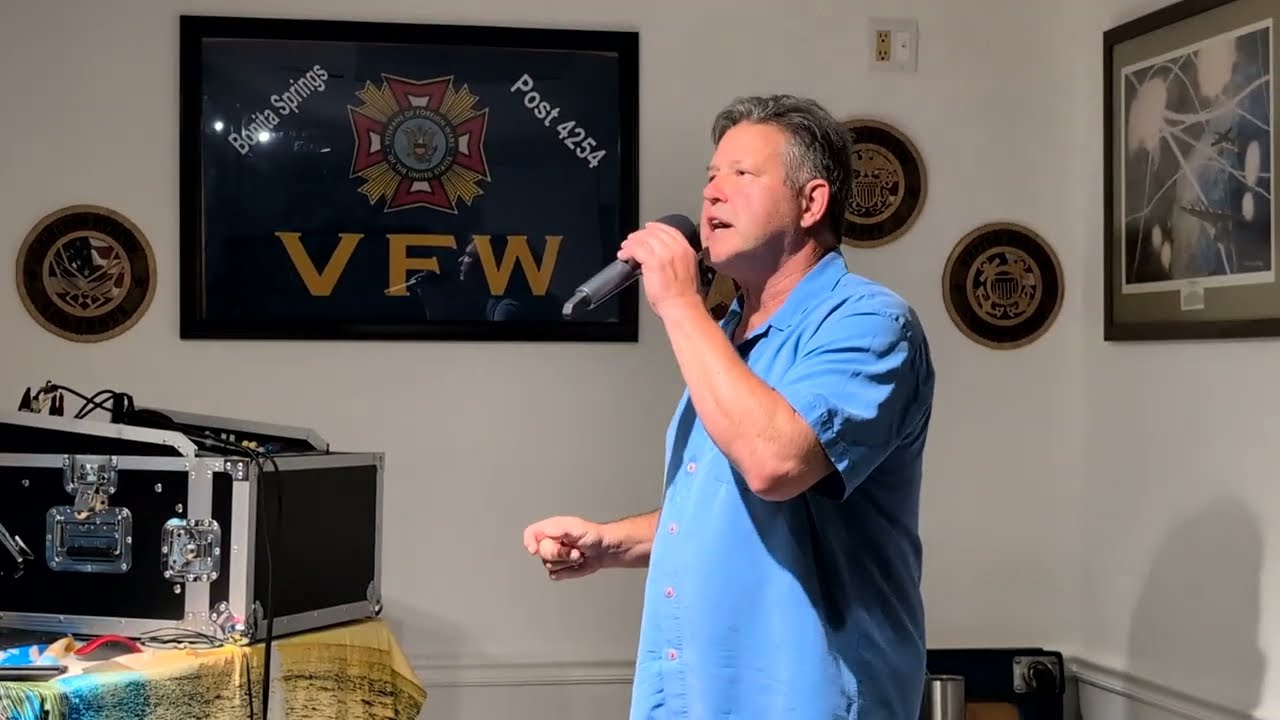 Джонни Уилсон выступает в VFW в Бонита-Спрингс, Флорида