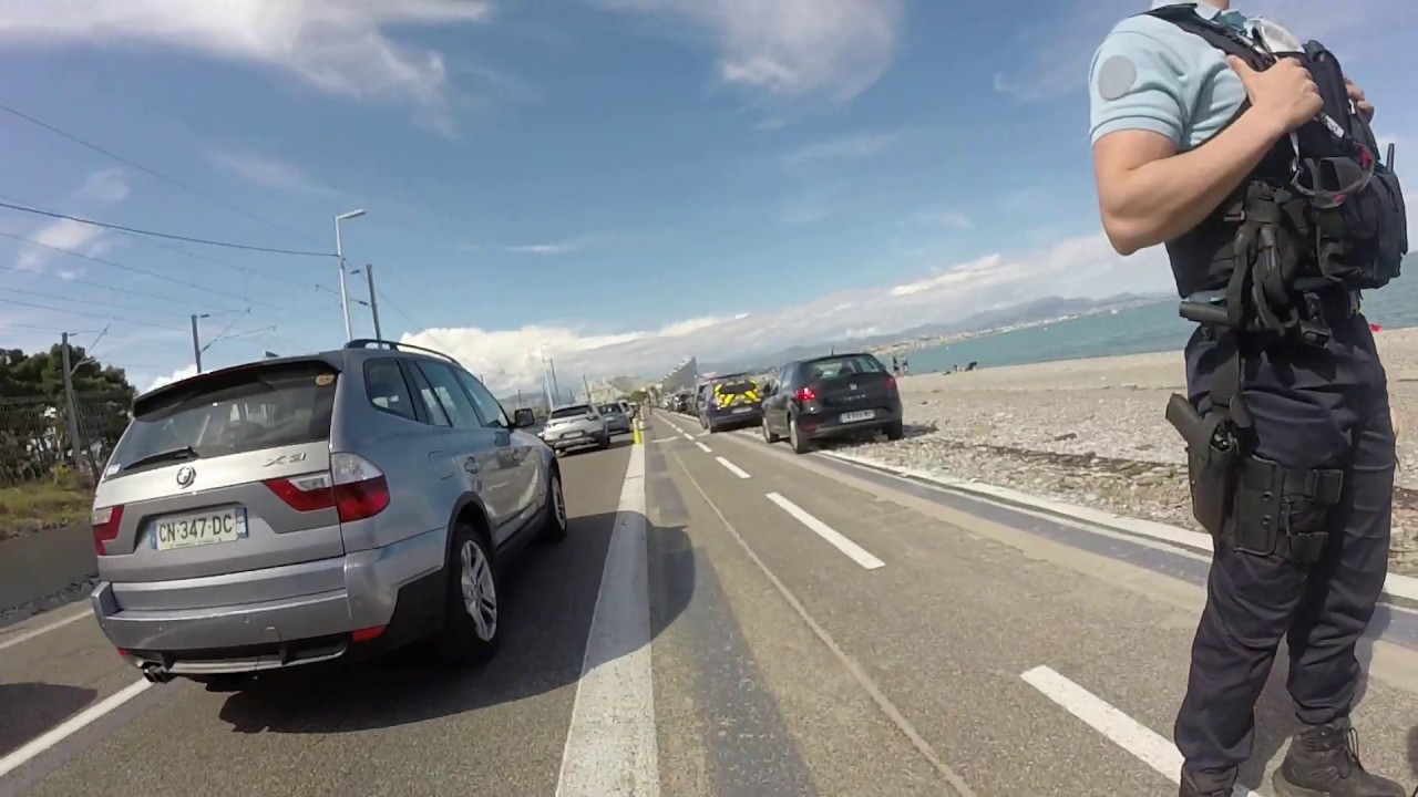 Explications des gendarmes - Stationnement illégale sur piste cyclable du bord de mer