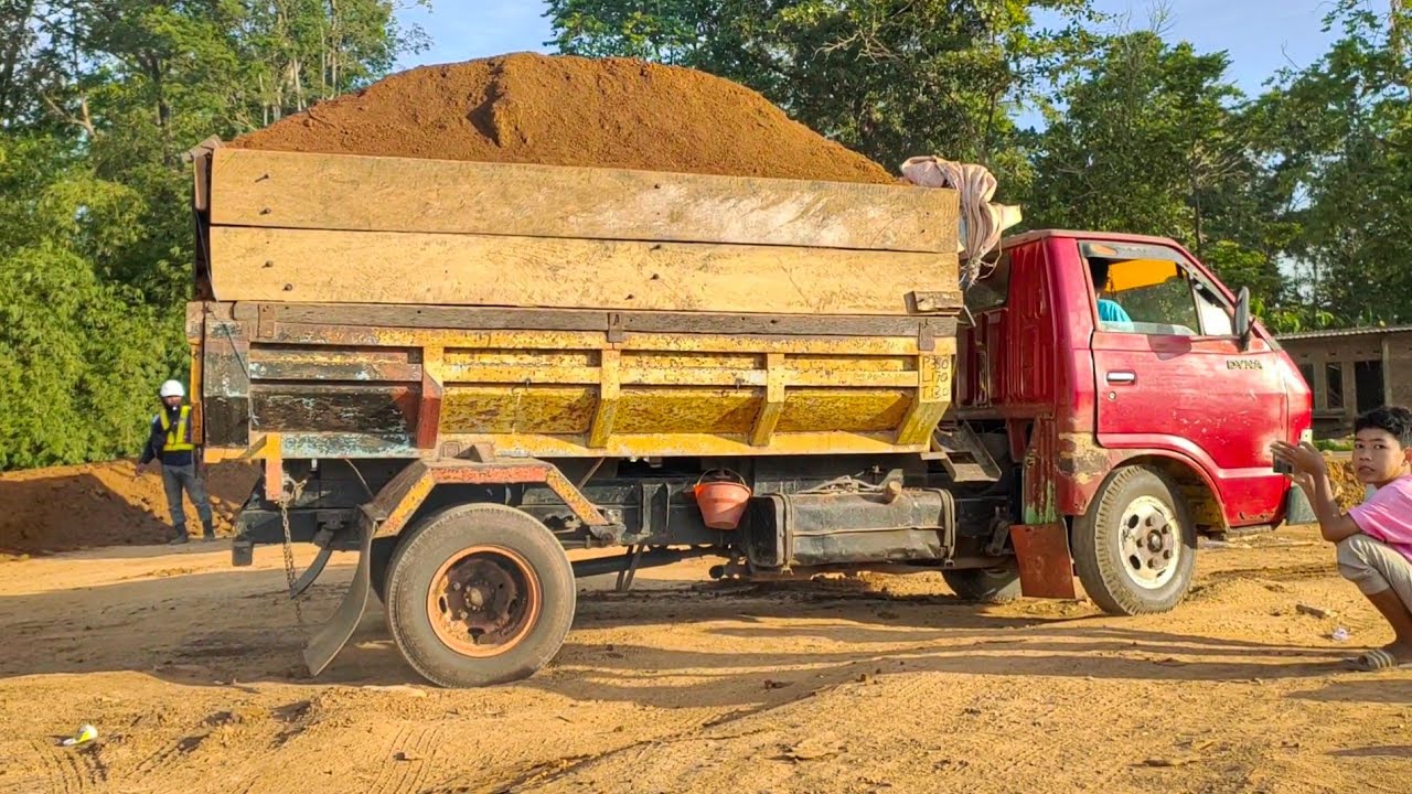 Dump truk toyota dyna rino muatan full bak pakai bak sambung jomplang muatan