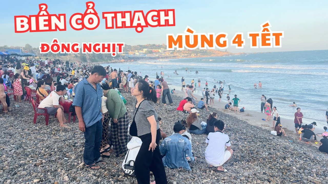 Đông Du Khách Vừa Vui Chơi Tắm Biển Vừa Chụp Ảnh Tại Bãi Biển Cổ Thạch mùng 4 Tết