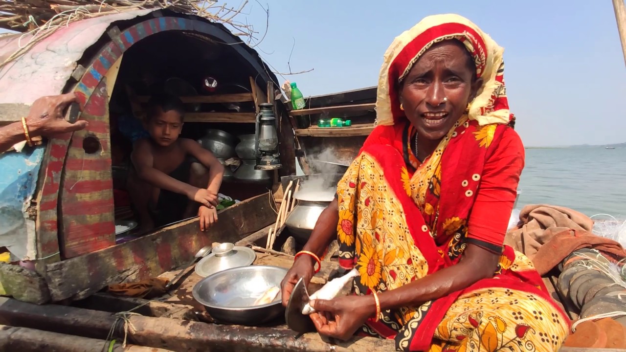 ভাসমান বেদে সম্প্রদায়ের ভেসে বেড়ানো জীবন ।।