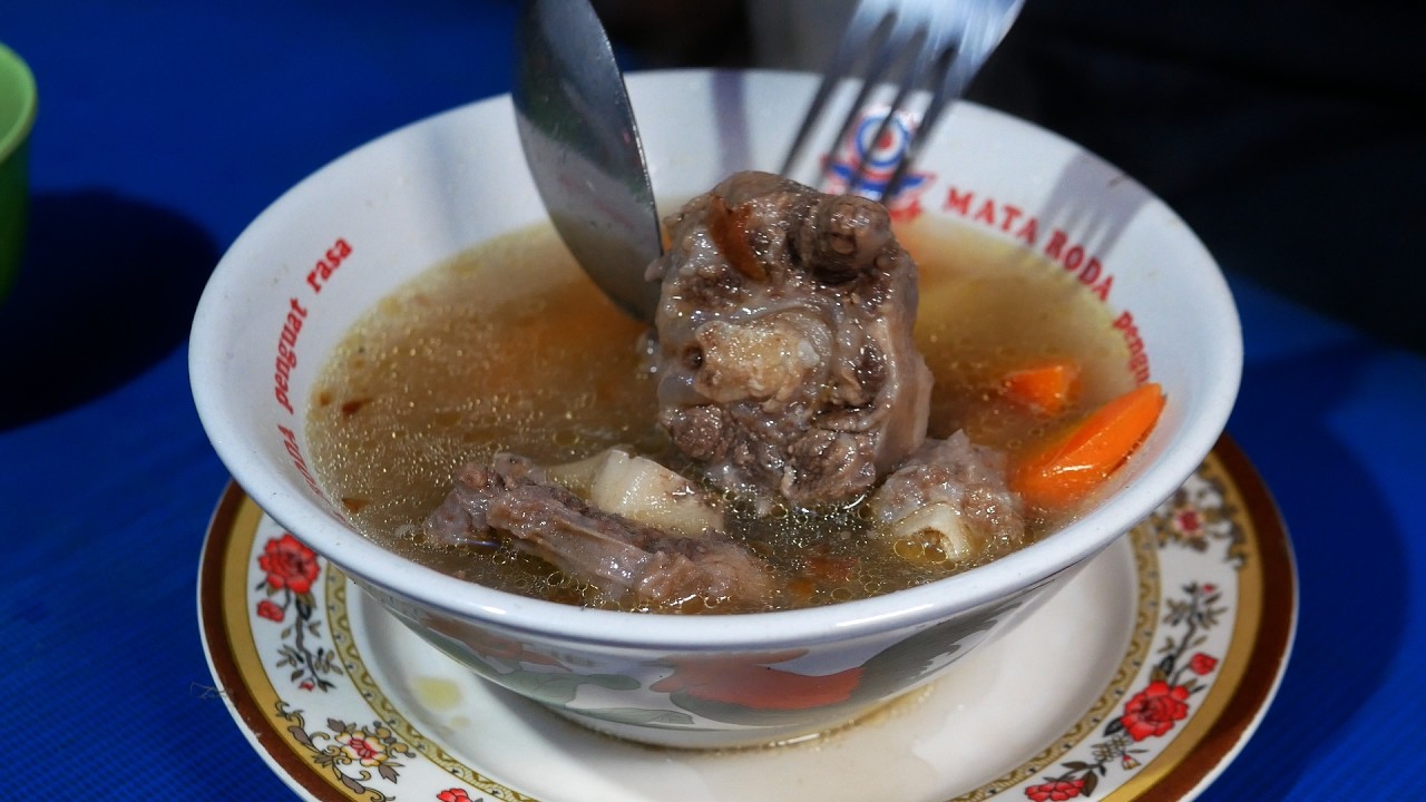SOP BUNTUT DAN SOP DAGING NYA ENAK TAPI HAMPIR TIDAK TERLIHAT PADAHAL SUDAH 25 TAHUN