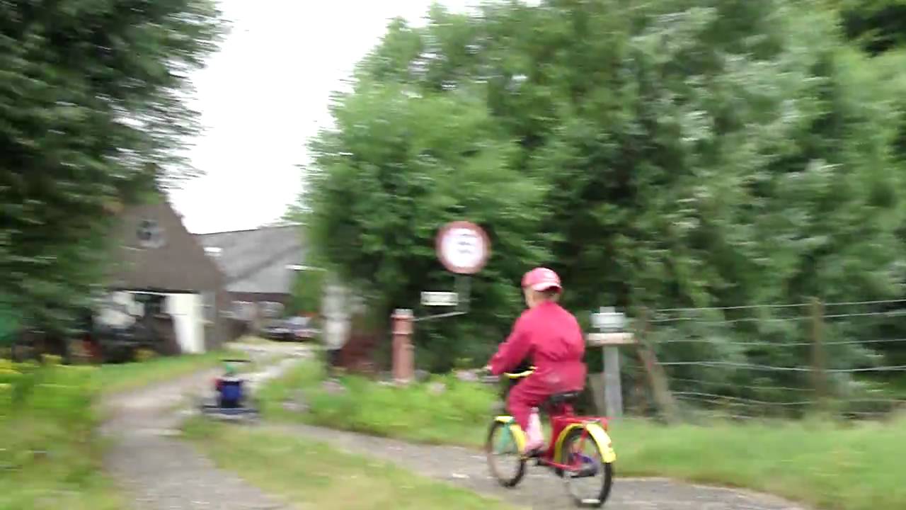 Gijs op de zeepkist en Wout op de fiets de dijk af