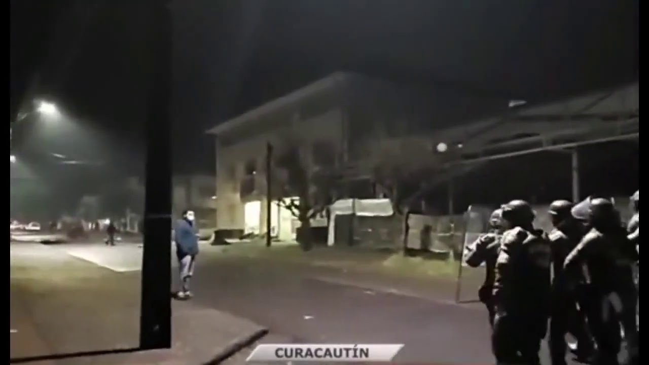 Curacaut&iacute;n: Entre aplausos del pueblo, carabineros comenz&oacute; el desalojo del municipio anoche