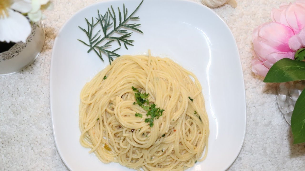 Garlic Spaghetti with Parmesan cheese سباغيتي بالثوم وجبنة البارميزان اللي بدوب القلب من طعمتها