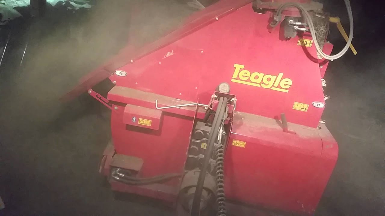 Shredding dry hay with teagle 8500 tomahawk choppe
