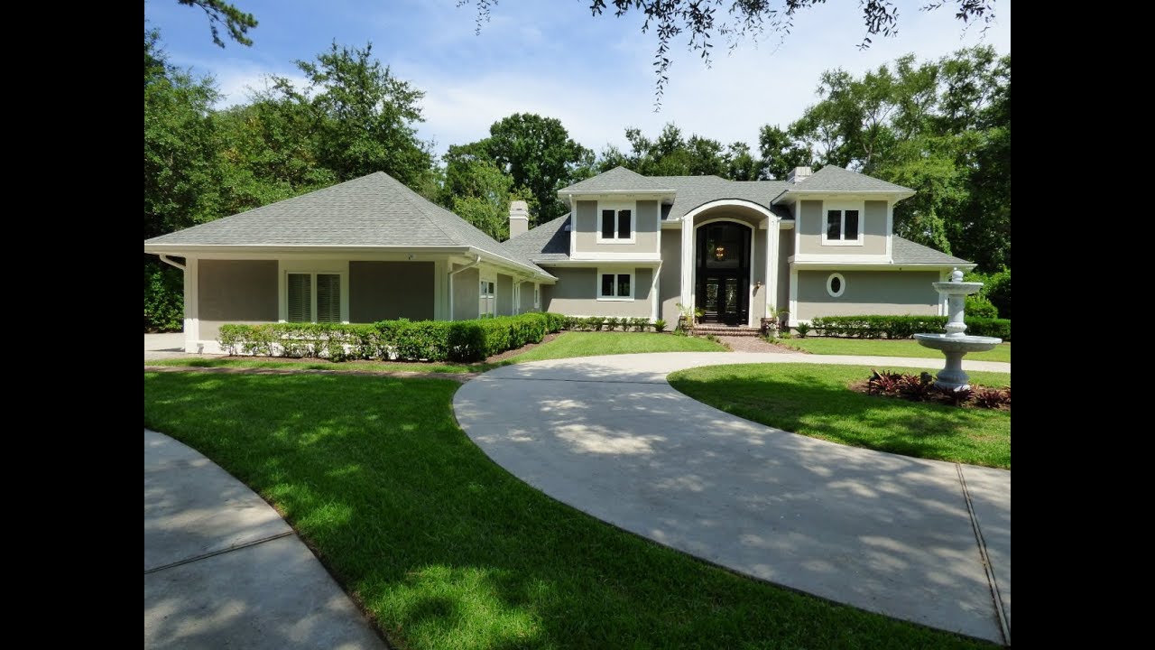 Spanish Wells Home on  Hilton Head Island For Sale With Private Pool and Garage For Three Cars