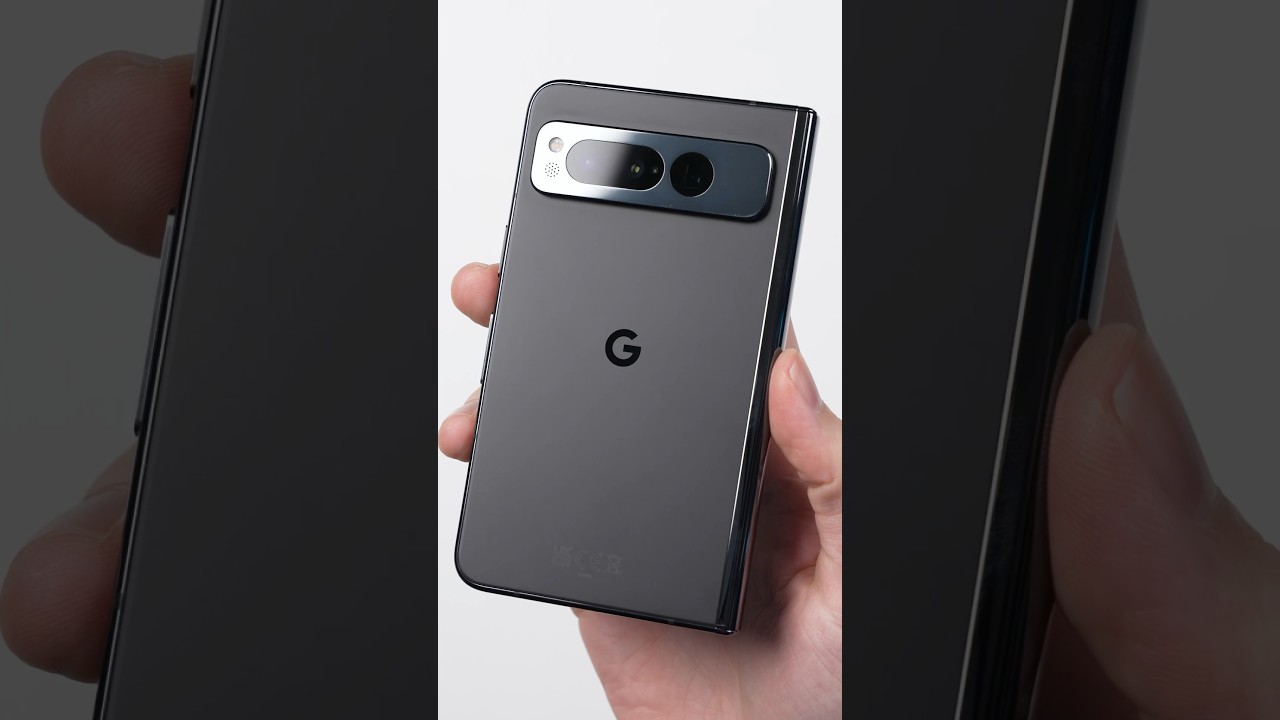 Первый складной телефон Google