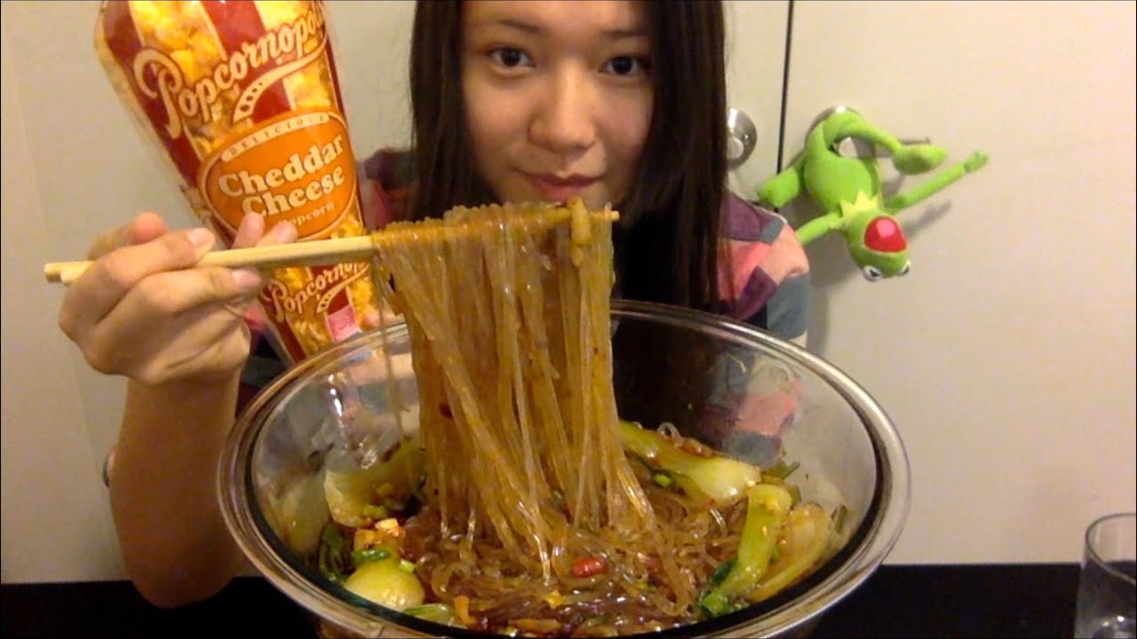 【吃播】怒吃一大碗酸辣粉&cheese粉爆米花 [Eating Show/Mukbang] A big bowl of spicy sour glass noodle soup&popcorn