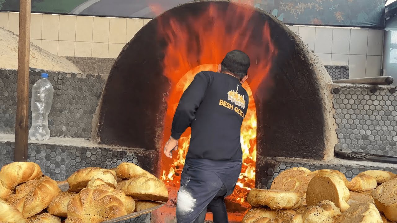 Пекут хлеб в горящем тандыре! Рецепт хлеба в Узбекистане