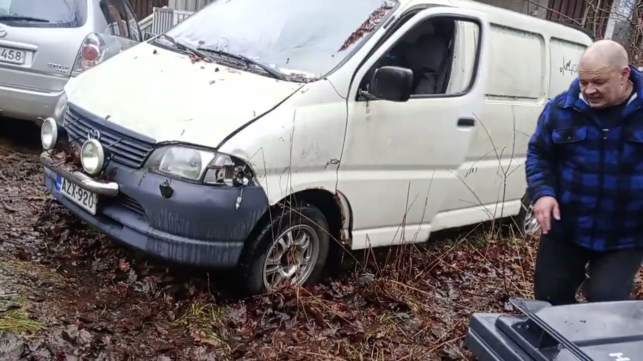 Toyota Hiace 2003 Käynnistelyä. Vuoden seissyt.