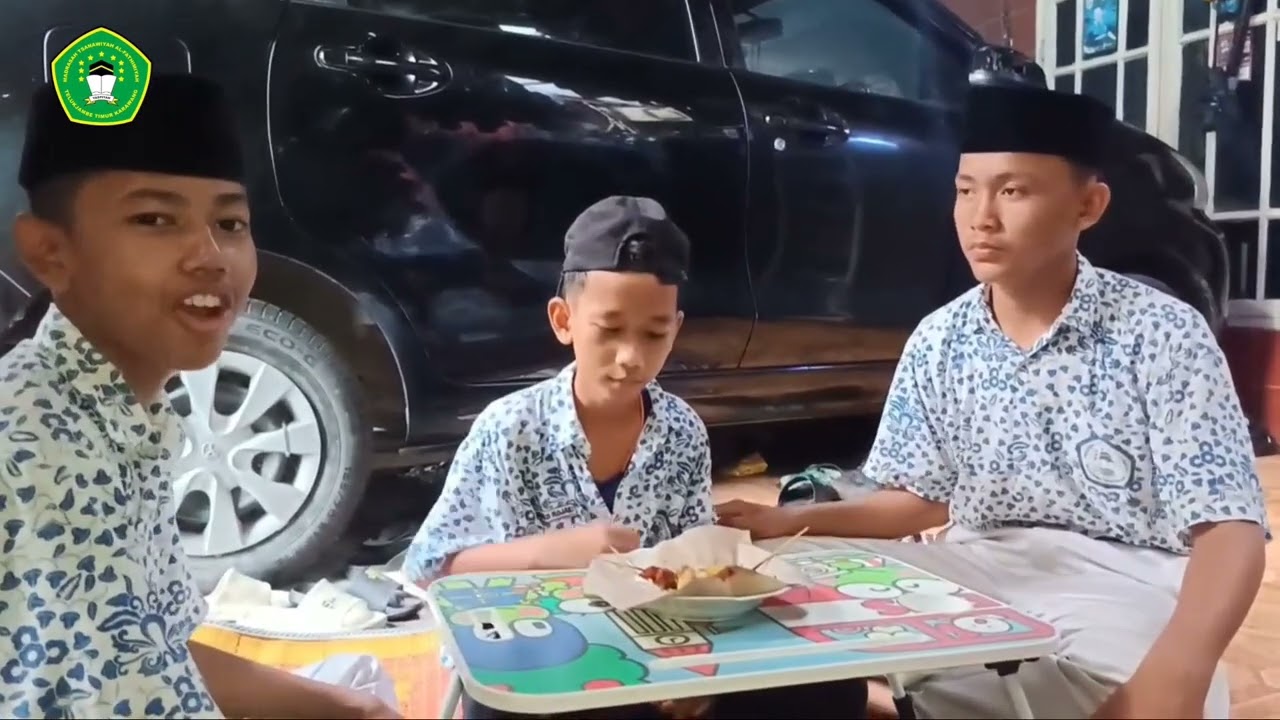 ADAB BERJALAN, MAKAN, MINUM DAN BERPAKAIAN SANTRI MTS AL-FATHIMIYAH