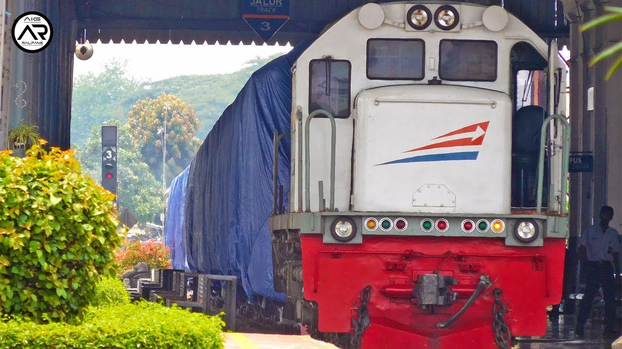 Pergantian Masinis Kereta Yg Ditutupi Terpal di Stasiun Cikampek