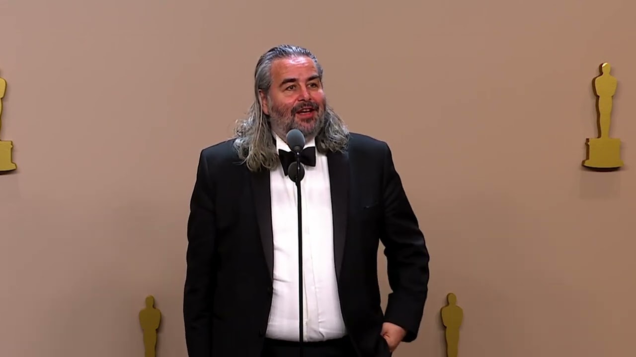 Hoyte van Hoytema speaks about Christopher Nolan in the Oscar press room