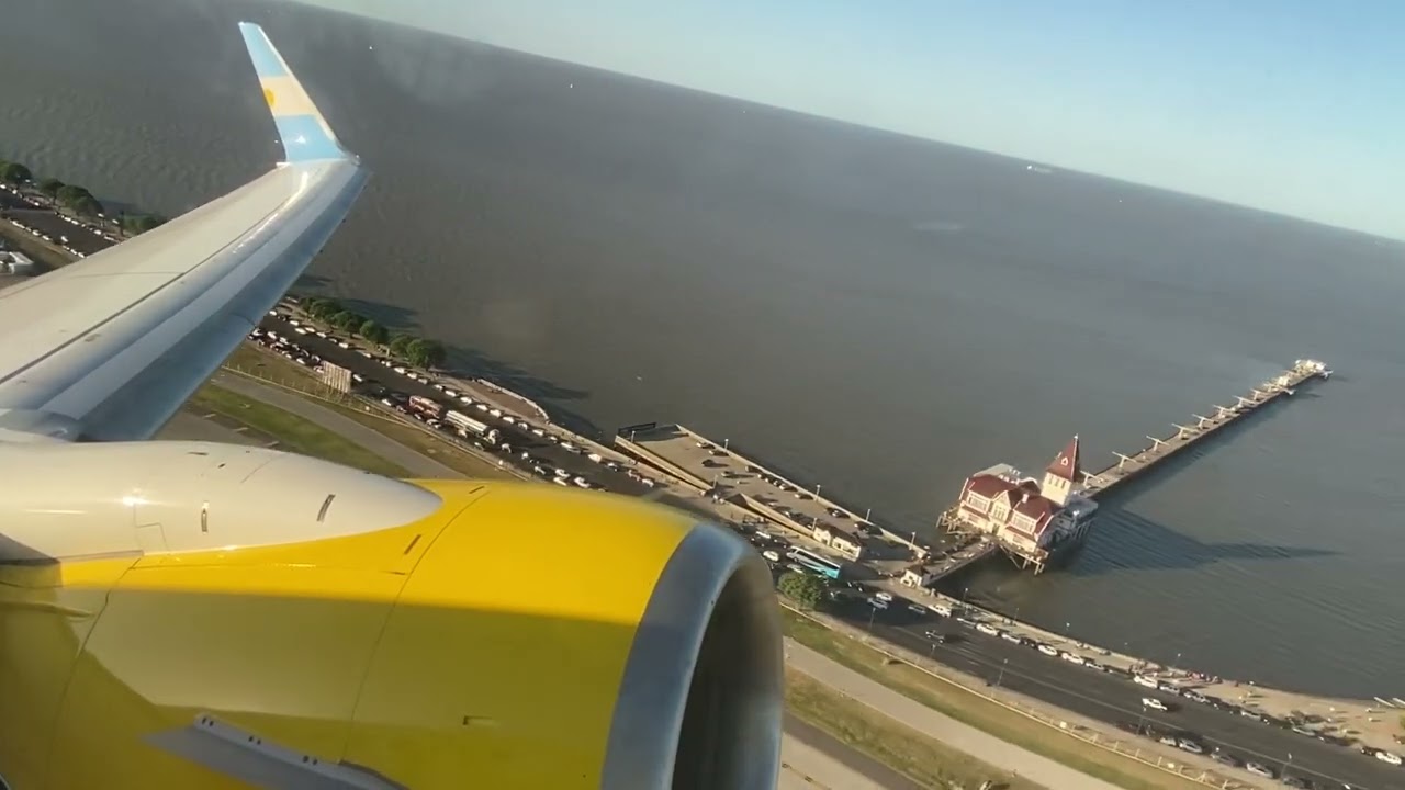 Flybondi Boeing 737-800 take-off from Buenos Aires Aeroparque
