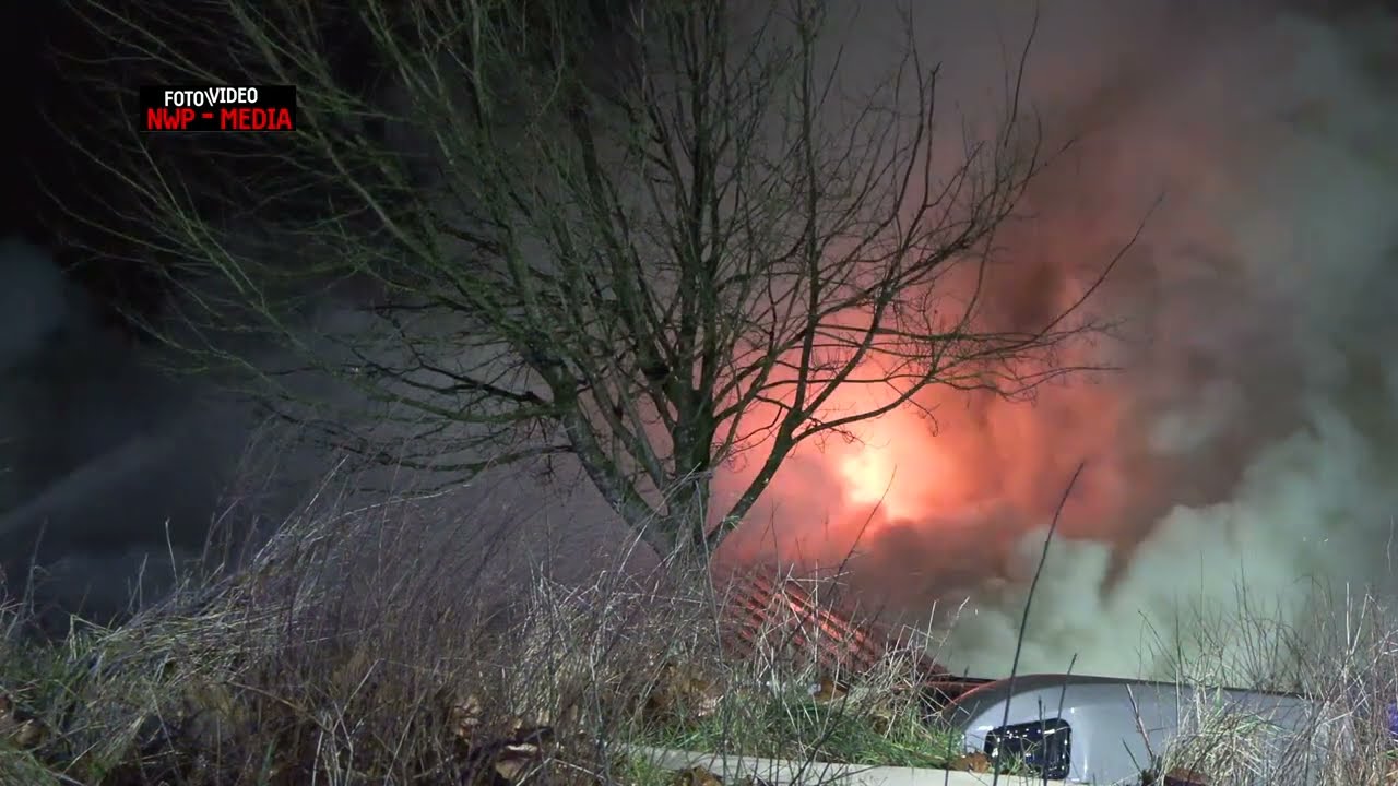 Anwohner bemerkt Feuer im Reitstall und ruft sofort die Feuerwehr - 150 Einsatzkräfte im Einsatz