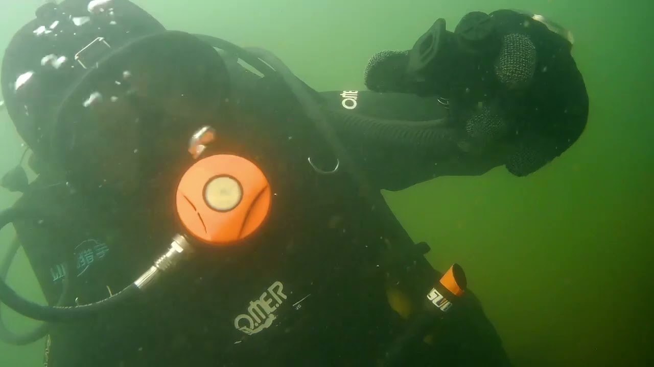 Hookah winter diving with fullface mask and opencell suit