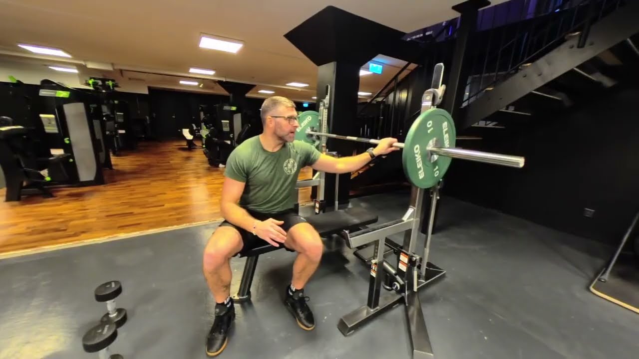 Träningsvideo Bänkpress och armävningar. Fredric Lilljebjörn förklarar. #runtogetherwithastronauts