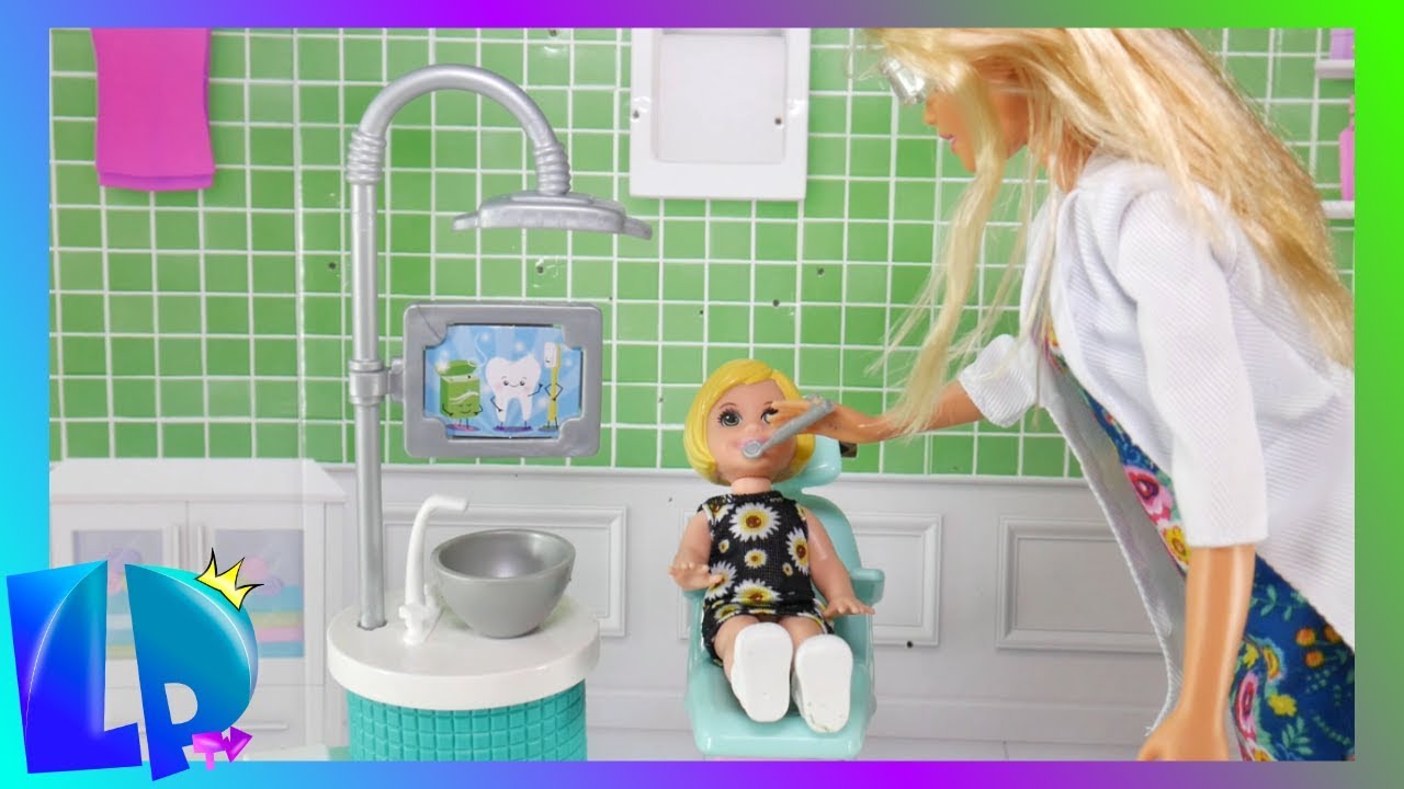 Rodzinka Barbie - Lenka ma pr&oacute;chnicę!!! Barbie Dentystka!! Barbie Kariera!
