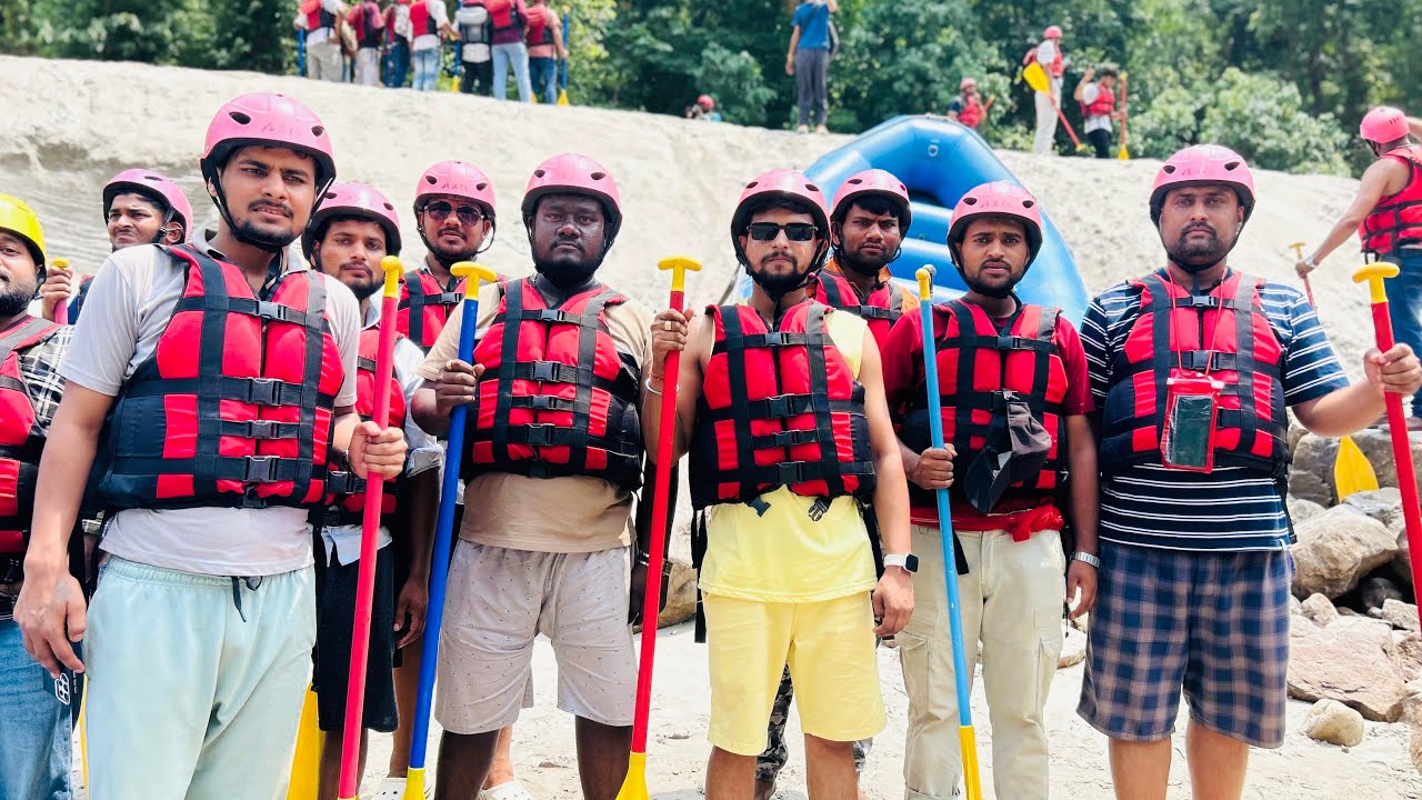 Rafting in Rishikesh gone wild 😱Bhai ko saas nhi arahi 😮‍💨 #rishikesh #rafting #ganga #fyp 
