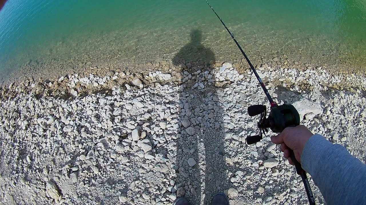 black bass rondando los 2 kilos en conde del guadalhorce,(el chorro)a superficie con whopper plopper