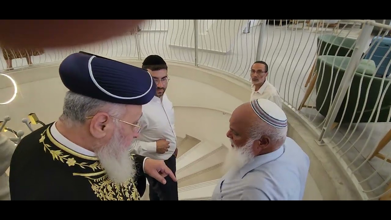 מרן הרב יצחק יוסף מגיע למלון כינר ליום עיון של ראשי המועצות הדתיות - אב תשעג 2023
