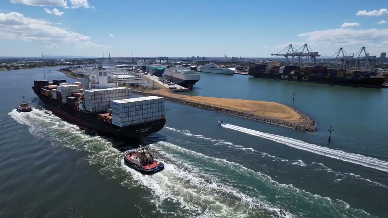 Melbourne Port, Seaspan Hamburg coming into Port. #melbourne #ship #dronephotography #cargo 