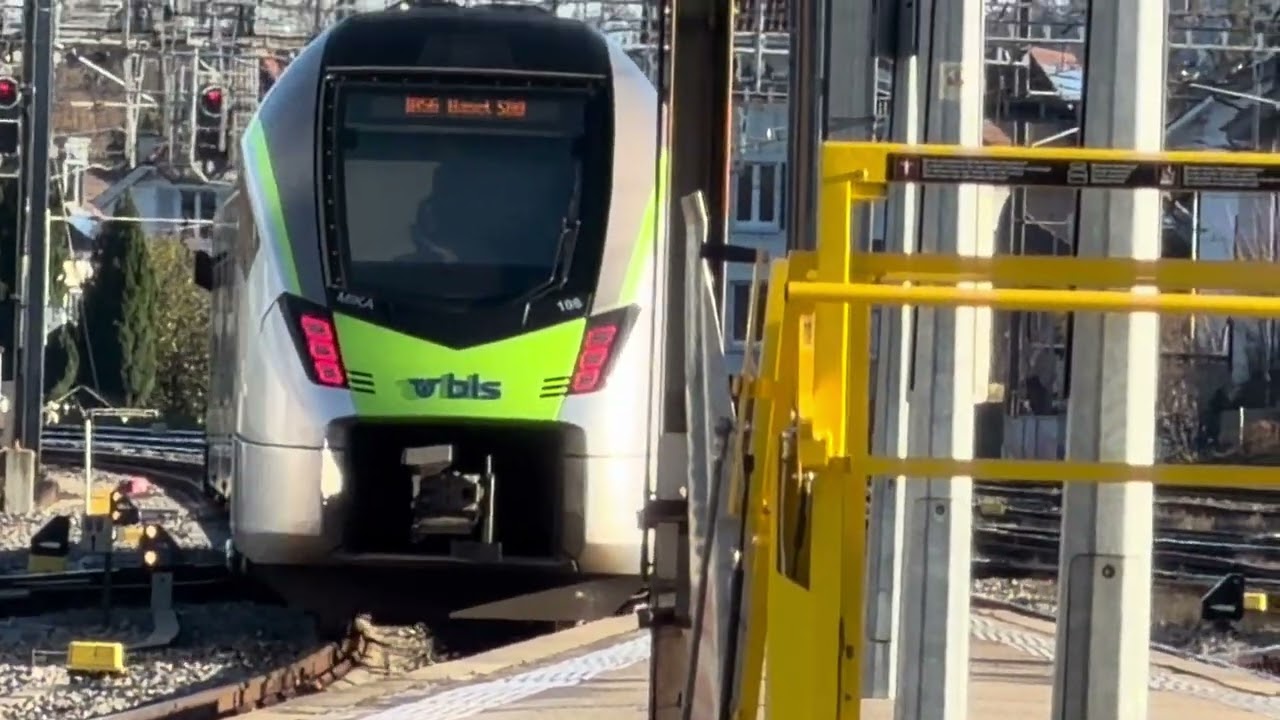 Départ d’une MIKA du BLS de Bienne pour Basel SBB