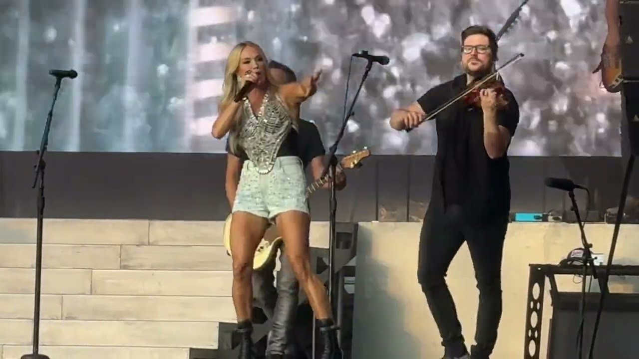 Carrie Underwood live in Chicago at Windy City Smokeout.
