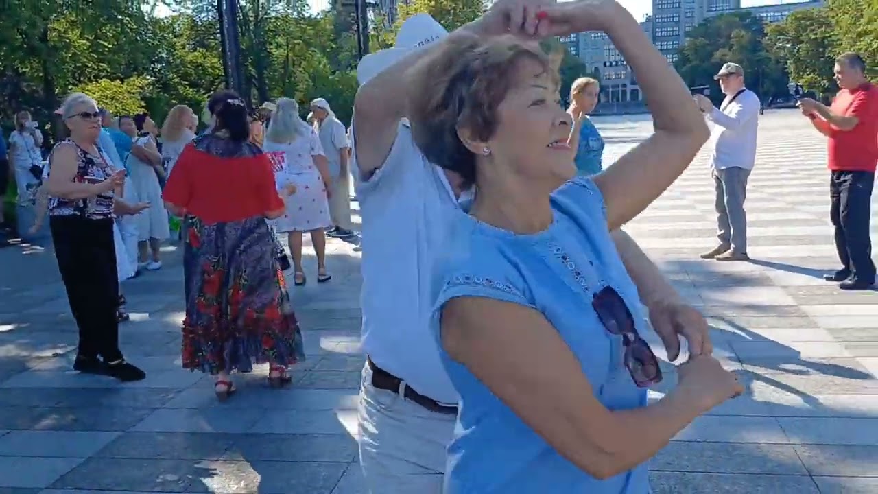 БЕЛЫМ ЦВЕТОМ  СИРЕНЬ