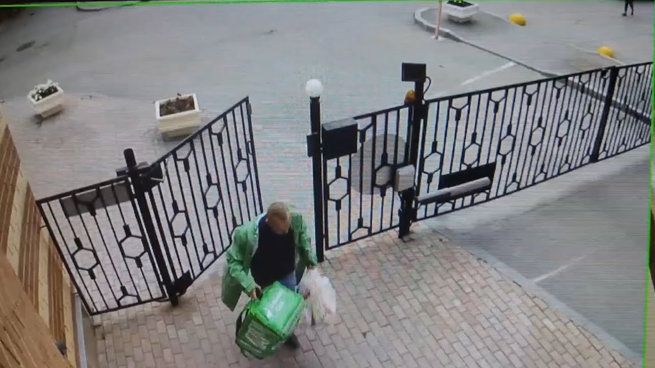 Курьер швырнул пакеты с продуктами клиента. Real video