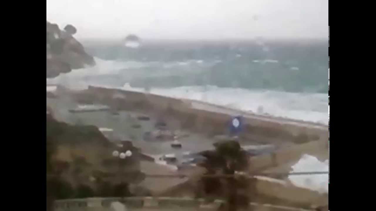Mareggiata di levante nel salento maltempo e danni sul territorio un pazzo rischia la vita
