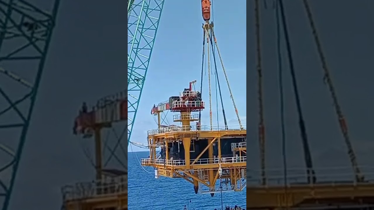 lifting Topside Deck Installation PKWF 2022