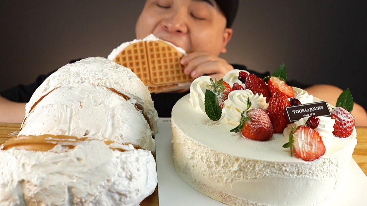생크림폭탄와플과 딸기생크림케이크 먹방~!! 리얼사운드  ASMR social eating Mukbang(Eating Show)