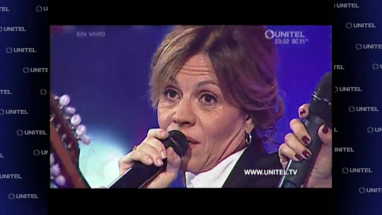 Fernando Torrico junto a Marcela Morelo con el charango en mano y acapela