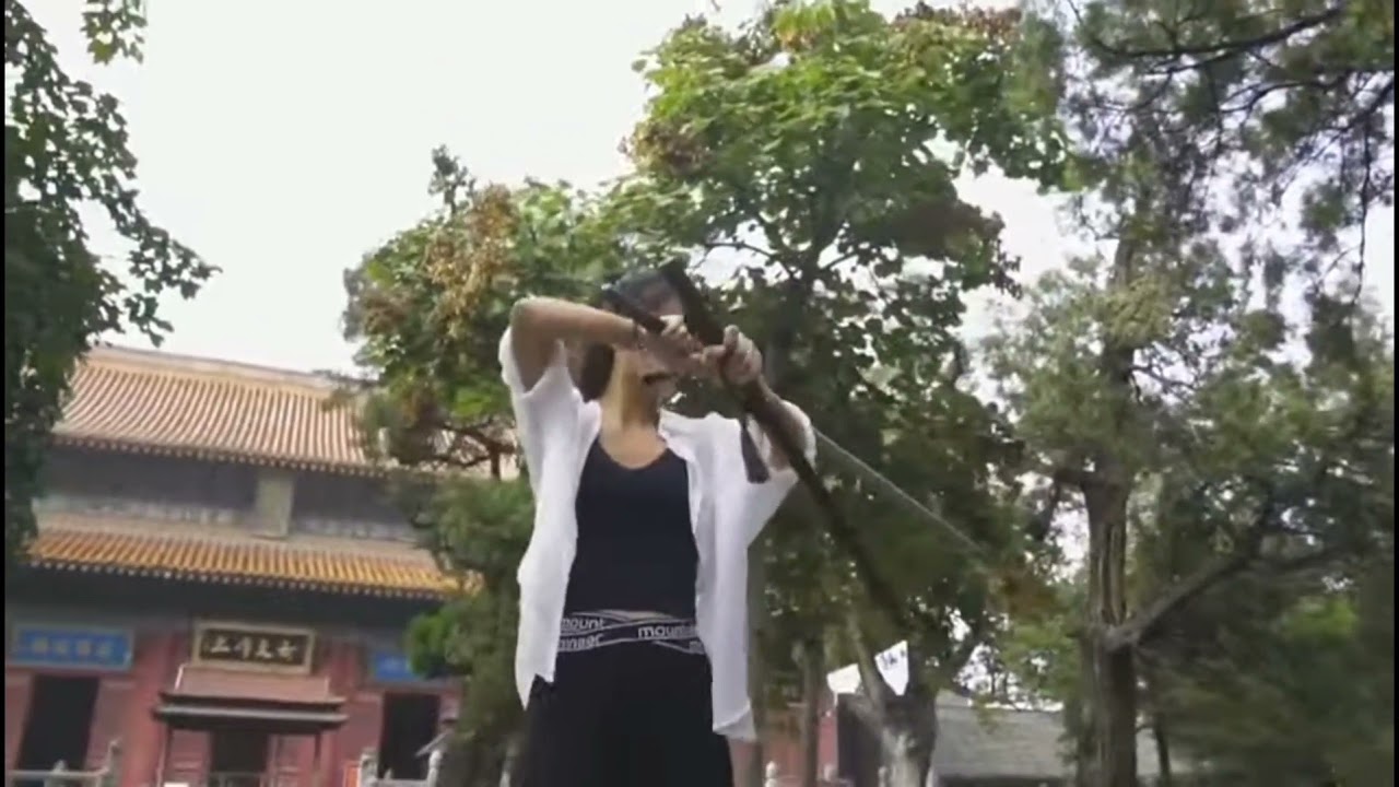 少林功夫延姸小師姐一套唐刀武術如行雲流水。